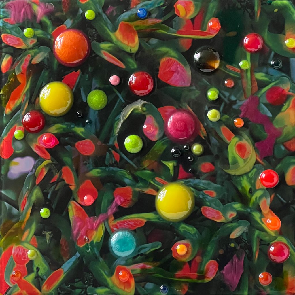 „FLOATING ENERGY“, Resin, Mixed Media, 2025, ca. 50 x 50 cm