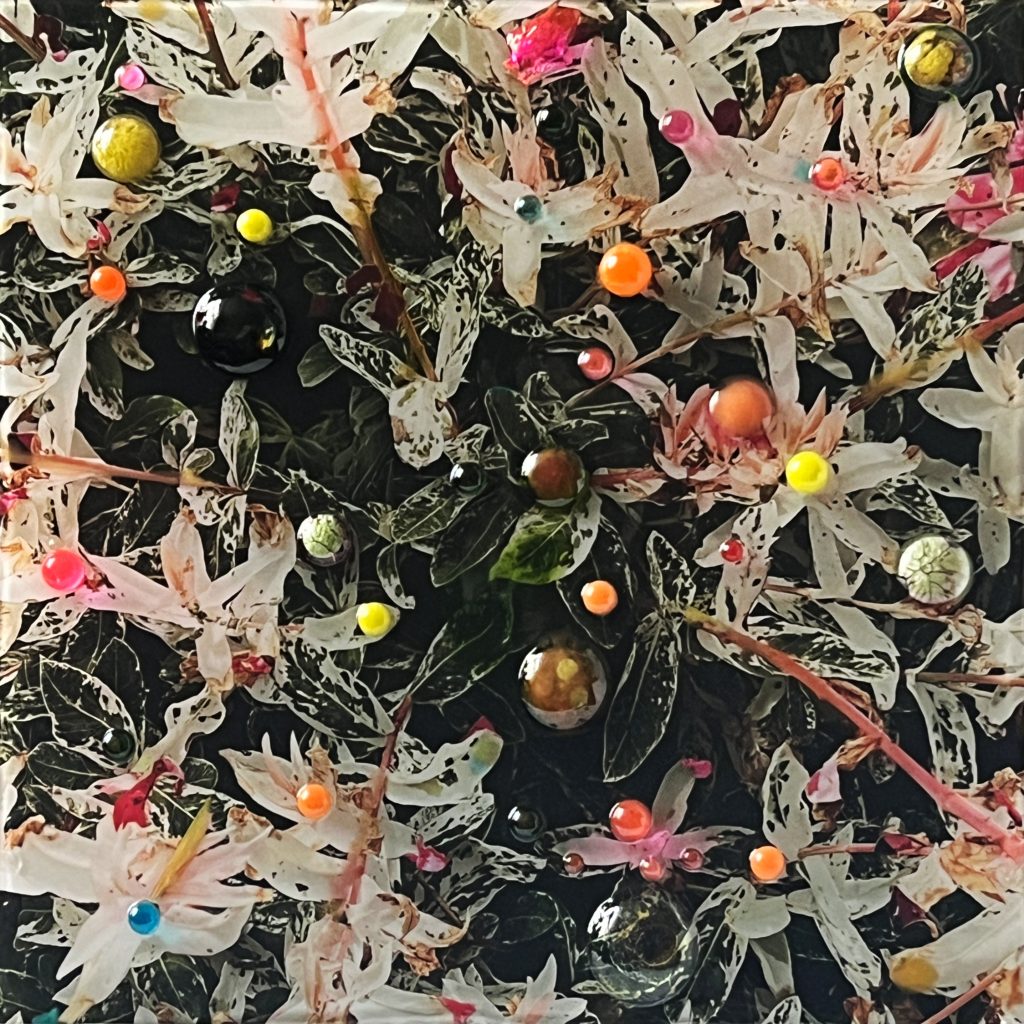 „WHITE LEAVES“, Resin, Mixed Media, 2025, ca. 50 x 50 cm